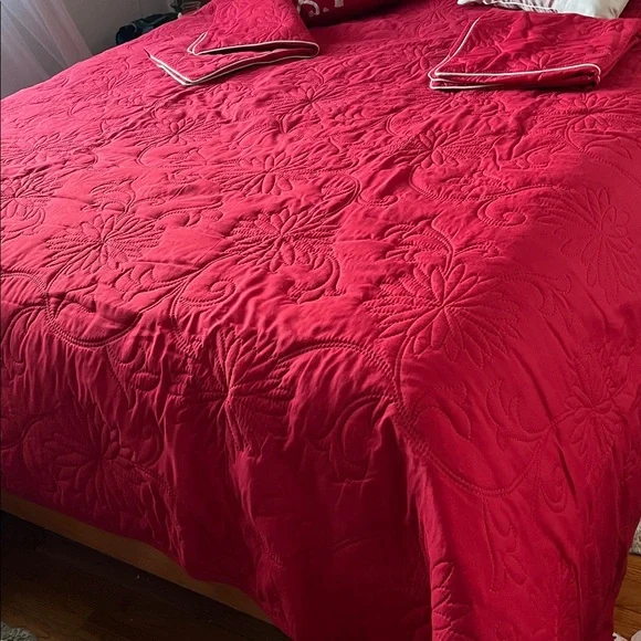 Brand new,red Bedding Set. 2 decorative pillows, 2 pillows cover. Smoke free